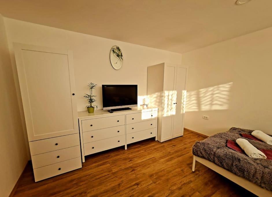 Apartma Juli Zirovnica Exteriör bild